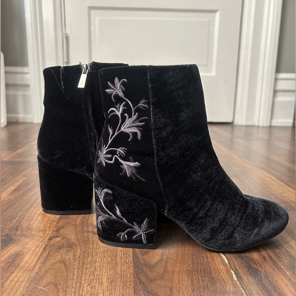 Kenneth Cole New York Black Velvet Ankle Boots | 6.5